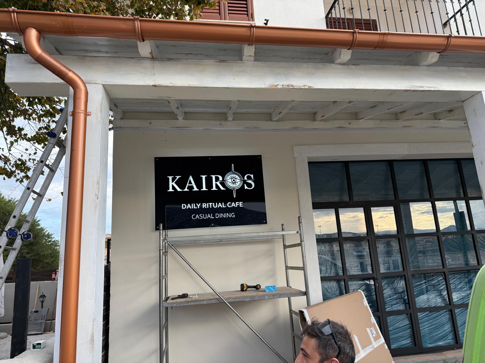 Insegna Kairos Cafe