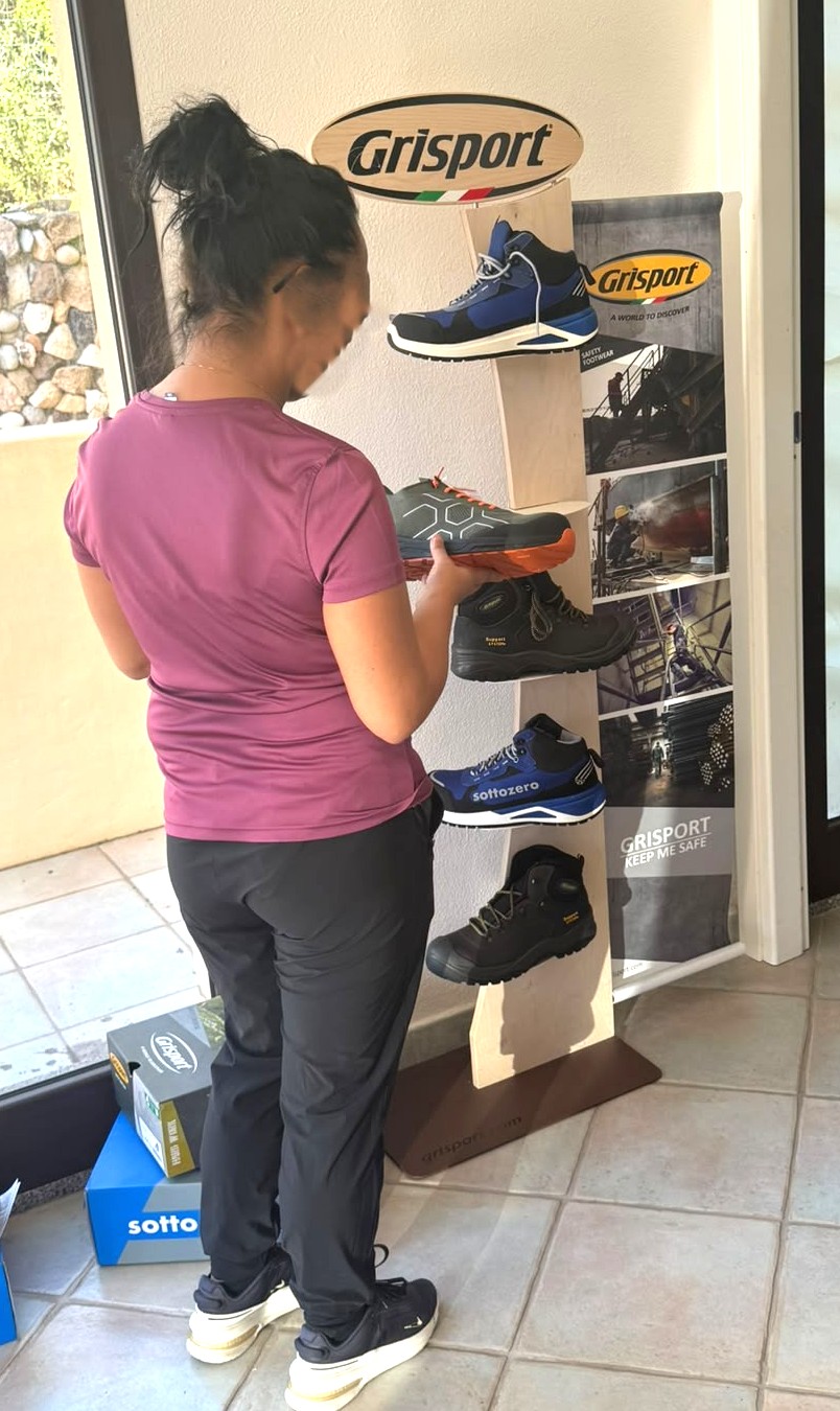Interno dello showroom Power Of Print cliente che guarda le scarpe
