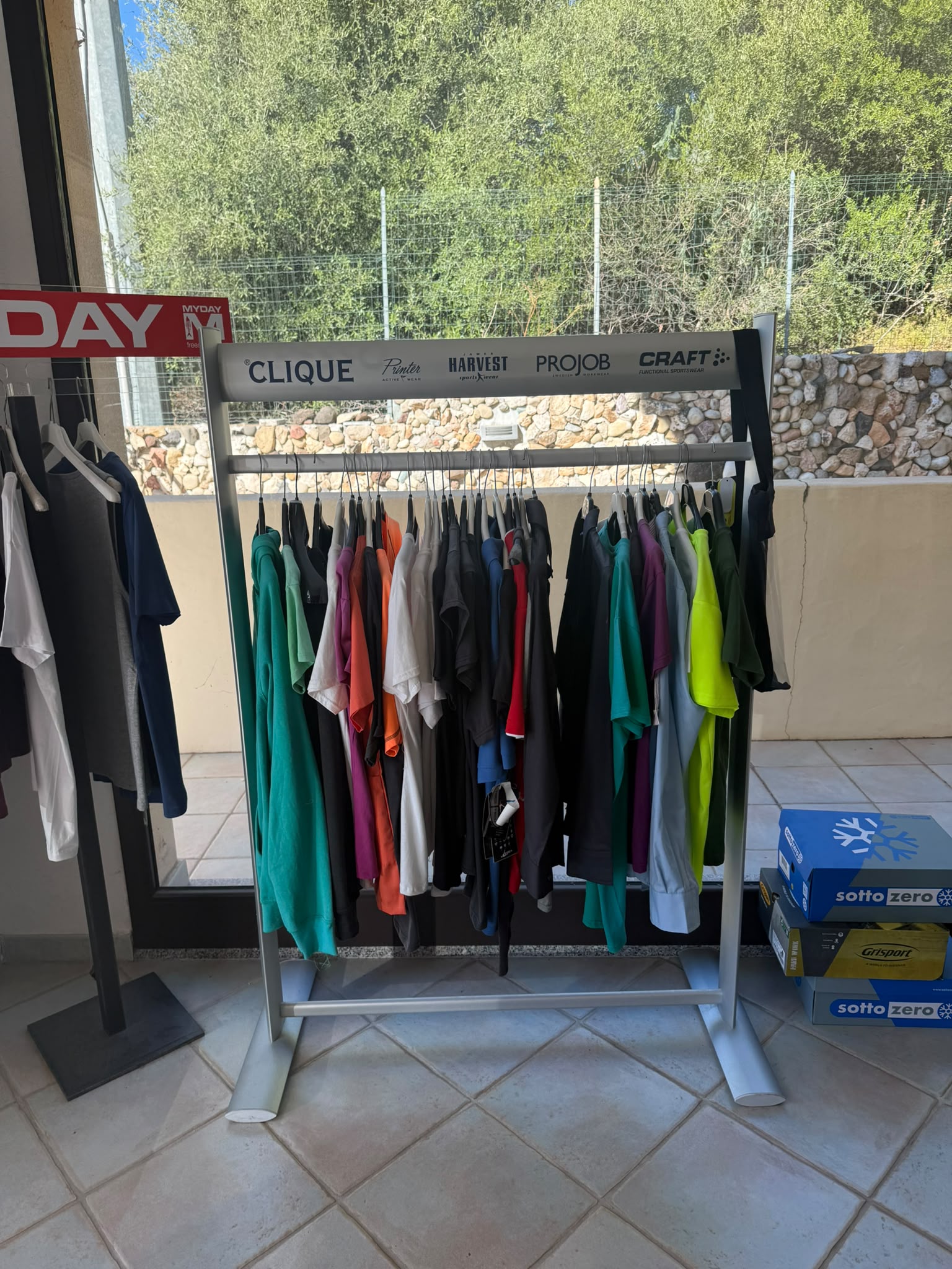 Interno dello showroom Power Of Print esposizione di magliette
