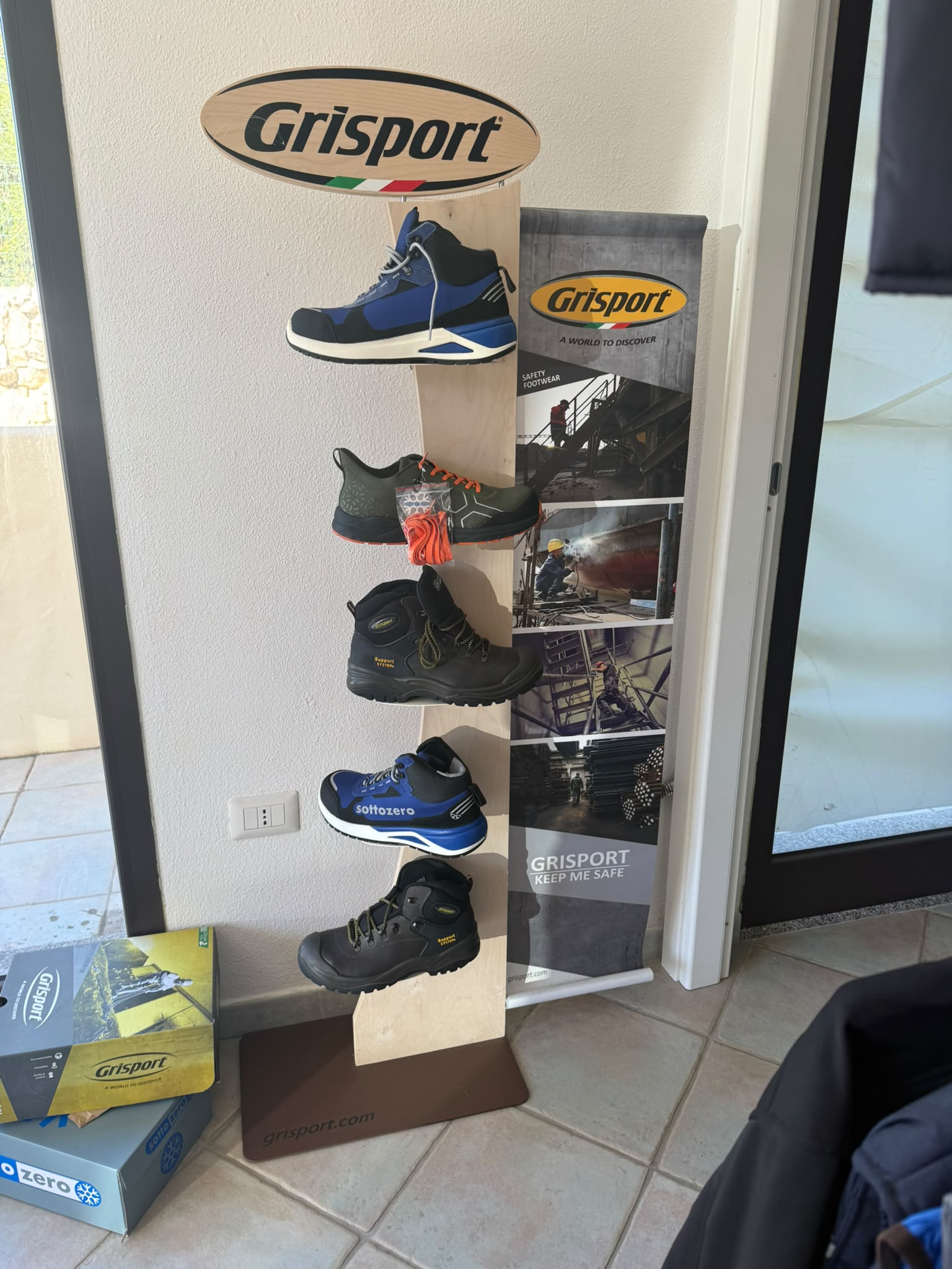 Interno dello showroom Power Of Print esposizione di scarpe da lavoro
