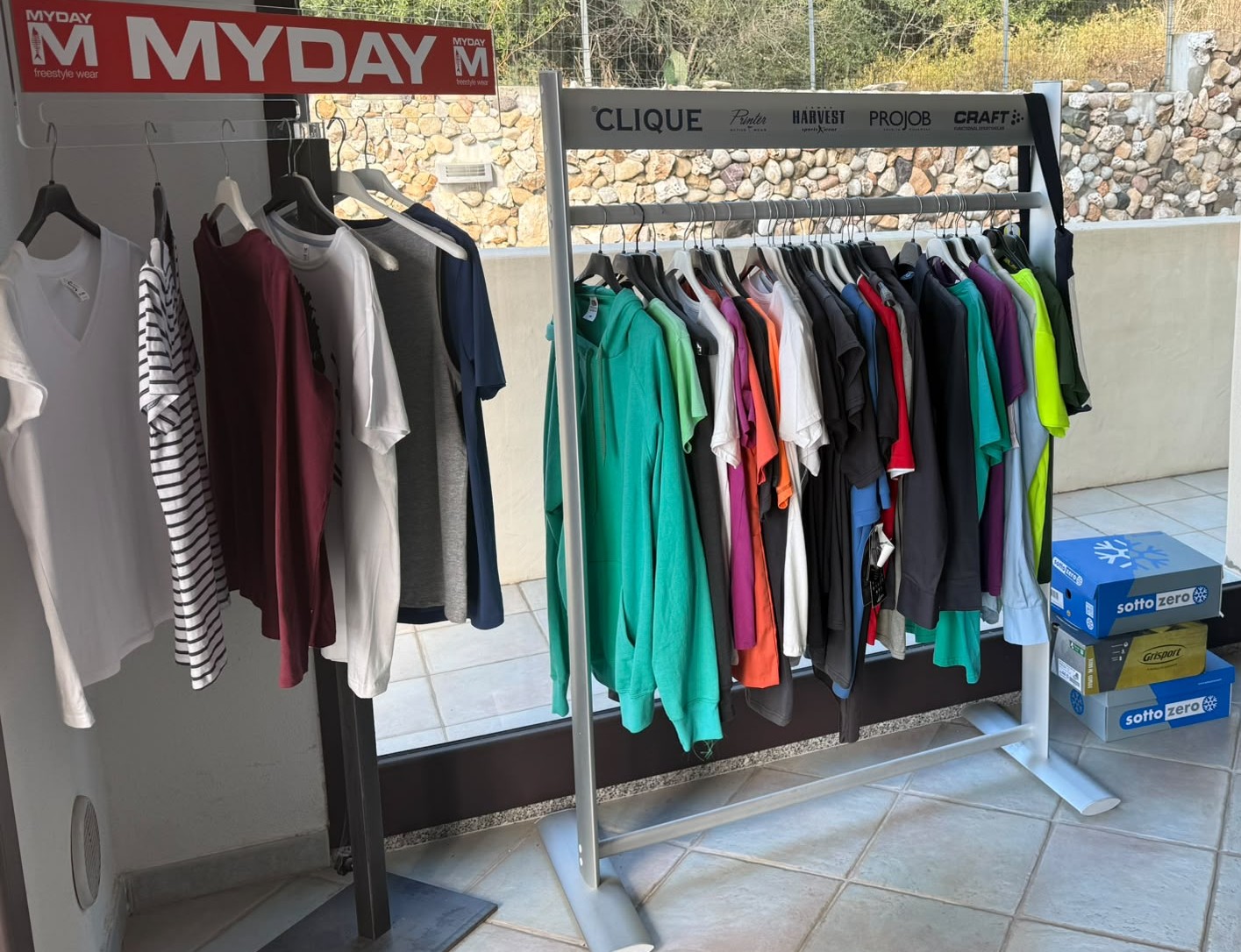 Interno dello showroom Power Of Print esposizione di Magliette e scarpe