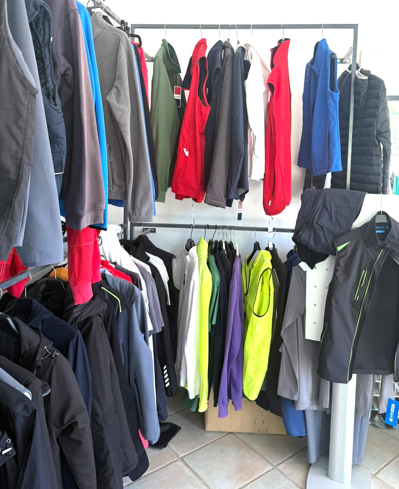 Interno dello showroom Power Of Print esposizione Gilet
