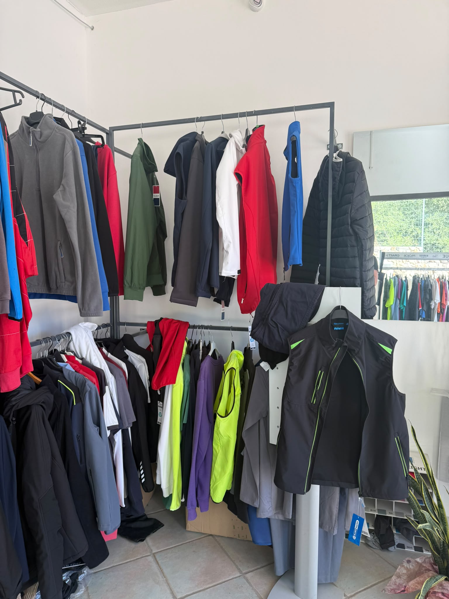 Interno dello showroom Power Of Print esposizione Magliette Felpe Gilet